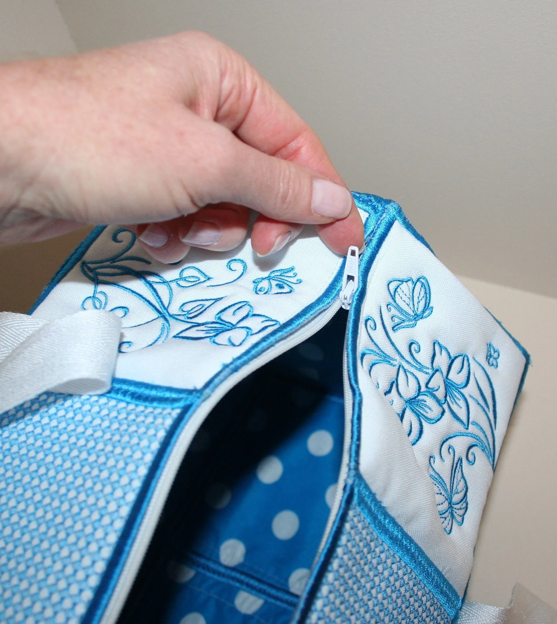 One Touch Kit Bag with Zipper Option
