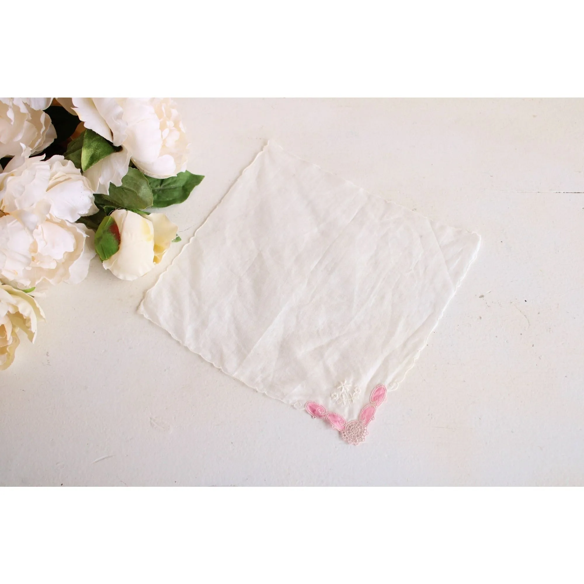 Vintage 1940s 1950s White Embroidered Linen Hanky With Pink Trim