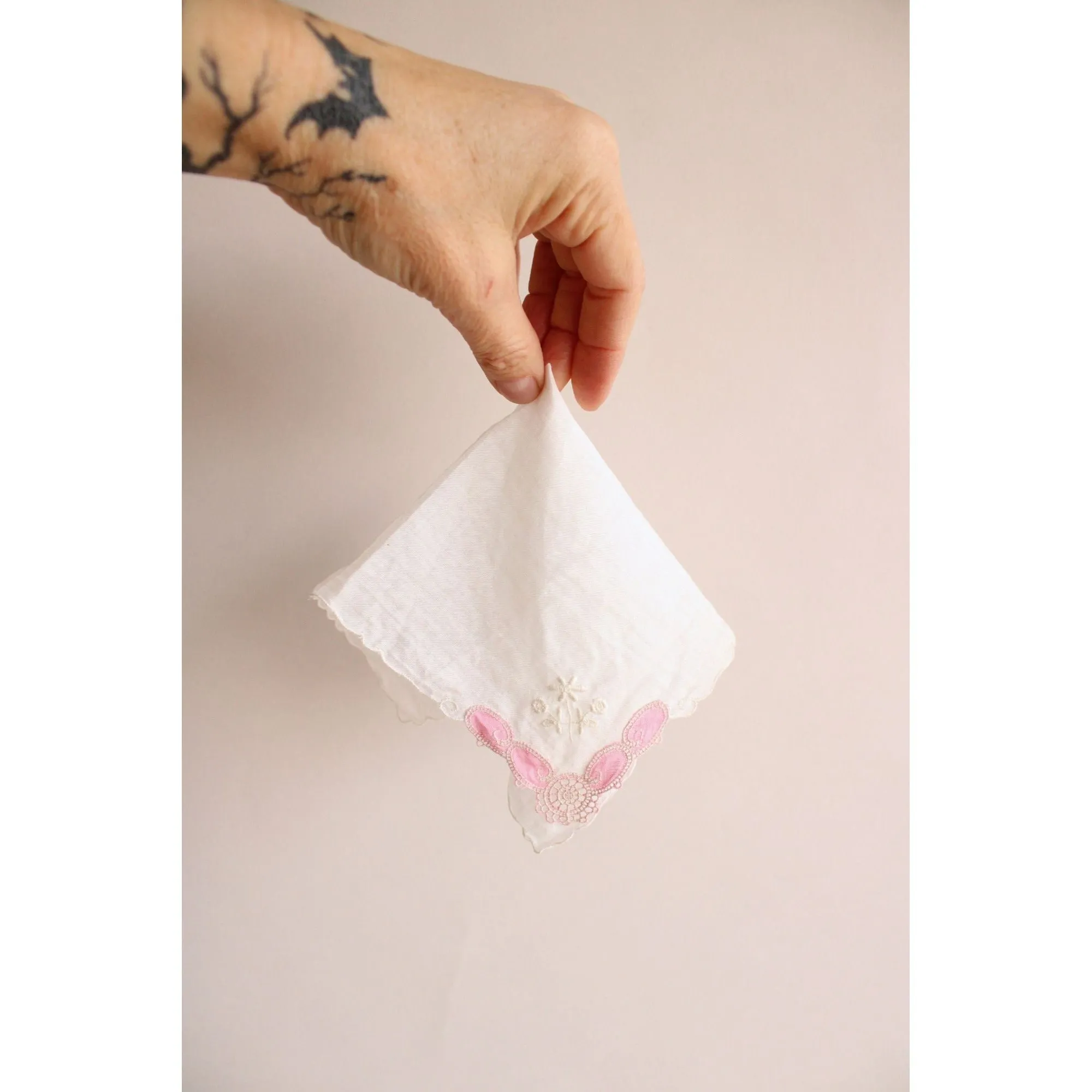 Vintage 1940s 1950s White Embroidered Linen Hanky With Pink Trim