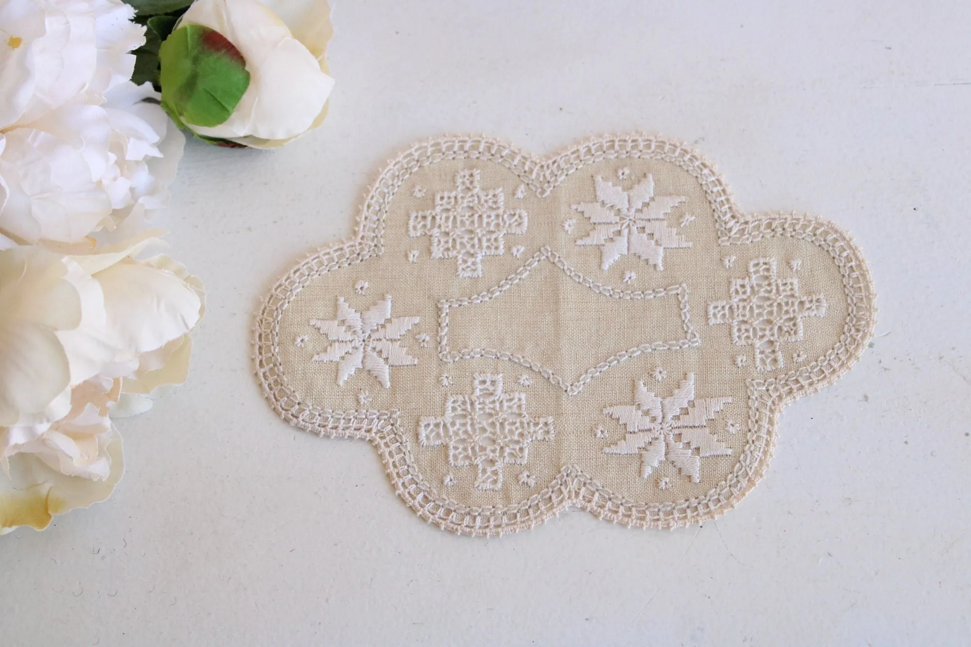 Vintage 1950s Ivory Linen Doily